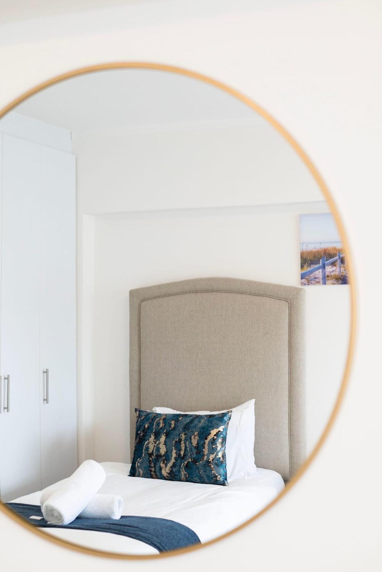 Modern Coastal In Sea Point Apartment *