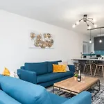 Modern Coastal Apt In Sea Point