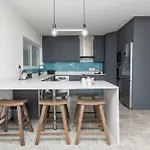Modern Coastal Apt In Sea Point