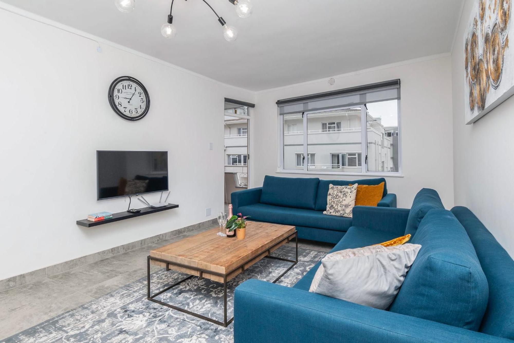 Modern Coastal In Sea Point Apartment *