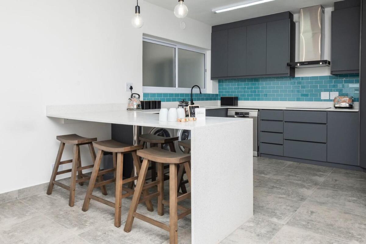 Modern Coastal In Sea Point Apartment *
