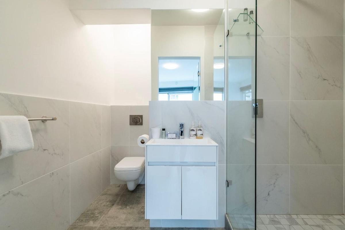 Modern Coastal In Sea Point Apartment *