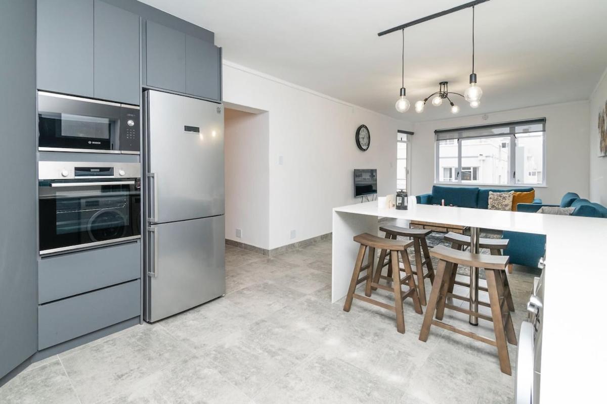 Apartment Modern Coastal In Sea Point Cape Town