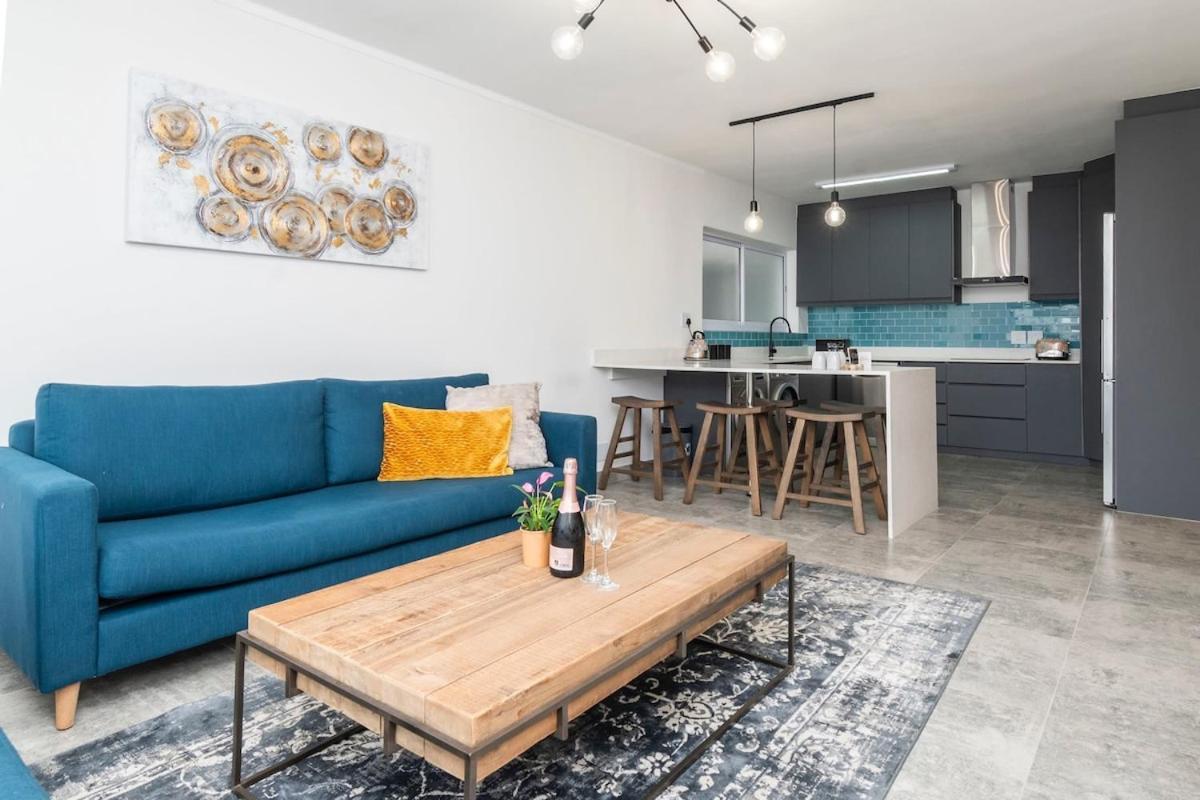 Apartment Modern Coastal In Sea Point Cape Town
